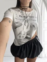 Minifalda negra de tela sintética con cintura elastizada y tres tiras blancas verticales en los laterales.