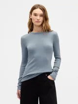 Remera de manga larga confeccionada en tejido rib, con cuello redondo y ajuste al cuerpo.