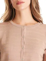 Cardigan de tejido fino con abotonadura frontal, cuello redondo y mangas tres cuartos con puños acanalados.