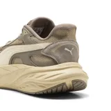 Championes de running y training Puma Hypnotic LS 2, color beige y arena, con diseño robusto y entresuela gruesa de gran amortiguación.