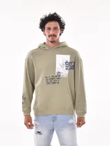 Buzo con capucha (canguro) color verde militar, corte holgado, con bolsillo canguro frontal y estampado gráfico en el pecho.