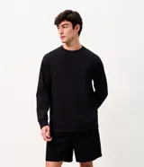 Buzo de cuello redondo y manga larga, confeccionado en tejido con textura waffle. Presenta un diseño liso y estructura reforzada, ideal para un estilo casual y contemporáneo.