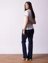 Remera de lino color negro, marca Zac & Rachel. Escote en V con abertura y botones. Delantera con frunce.