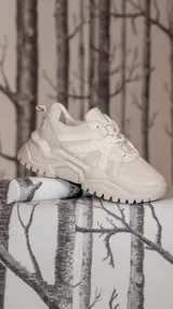 Zapatillas urbanas color beige, con cordones y suela track.