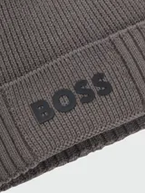 Gorro tipo beanie de lana en color negro, con diseño de punto acanalado y borde doblado.
