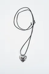 Collar con dije de corazón metálico de diseño irregular y superficie brillante, suspendido en un cordón negro ajustable.