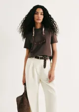 Camiseta de manga corta con cuello redondo, confeccionada en algodón de alta calidad con un corte clásico y versátil.