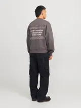 Pantalón cargo de corte amplio y tiro medio, confeccionado en sarga de algodón resistente. Presenta bolsillos laterales tipo cargo, bolsillos delanteros y traseros, cierre con cremallera y diseño de pierna ancha.