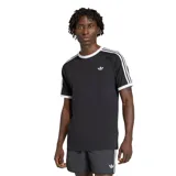 Remera Adidas negra de manga corta con cuello redondo, las clásicas tres franjas blancas en las mangas y el logo de Adidas en el pecho.