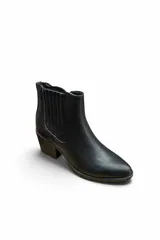 Bota tipo Chelsea color marrón, con taco cuadrado y suela negra. Presenta elástico lateral con costuras pespuntadas visibles y diseño clásico.