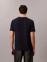 Remera de corte regular confeccionada en algodón, con cuello redondo y mangas cortas. Presenta un diseño minimalista con el logo de la marca sutilmente bordado en el pecho.