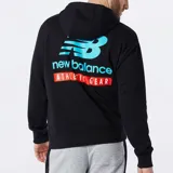 Canguro con capucha New Balance, color negro, con bolsillo frontal tipo canguro y cordones ajustables. Presenta un diseño gráfico con parches superpuestos en el pecho con el logo de la marca.