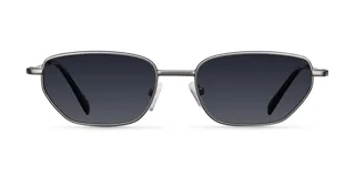 Lentes de sol con montura metálica de acero inoxidable en color plateado y lentes rectangulares de color negro. Presentan un diseño minimalista con cantos suavizados y terminaciones de acetato en las patillas.