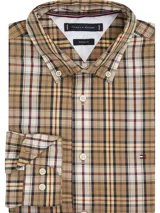 Camisa de hombre Tommy Hilfiger de algodón orgánico, con diseño de cuadros en tonos beige, blanco, amarillo y rojo. Tiene cuello abotonado, mangas largas y logo bordado en el pecho.