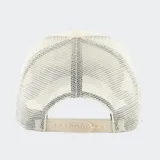 Gorro marrón de algodón con visera curva y logo de los New York Yankees bordado en blanco en el frente. Tiene paneles traseros de malla blanca y cierre ajustable.