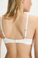 Soutien blanco de algodón con textura labrada, corte triangulito y breteles regulables.