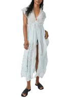 Túnica celeste de gasa con apliques de encaje y lentejuelas. Tiene escote en V, mangas cortas y cintura con cordón ajustable.