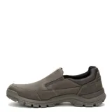 Zapatos slip-on Caterpillar color marrón oscuro, de diseño casual y robusto con refuerzos laterales elásticos, suela dentada y detalles de la marca en el lateral y el talón.