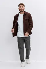 Pantalon cargo de corte recto en color gris oscuro, con bolsillos laterales tipo cargo con solapa y cierre frontal con botón y cremallera.