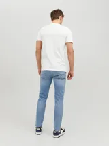 Camiseta blanca de manga corta y cuello redondo, marca Jack & Jones Essentials.