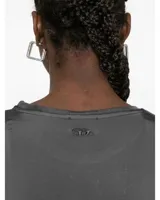 Remera de manga corta color gris oscuro con acabado satinado, de corte clásico y holgado, con cuello redondo.