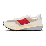Championes urbanos New Balance modelo U370, con diseño de paneles en tonos beige, gris y rojo. Presentan el logo N característico en el lateral, suela con plataforma bicolor y cierre de cordones.