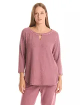 Buzo rosa de tejido suave, con cuello redondo y ribete, escote en V, mangas largas tipo raglán y corte holgado.