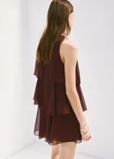 Vestido corto bordó con volantes en capas y tirantes anchos.