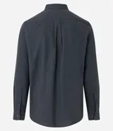 Camisa de manga larga confeccionada en tricolina de algodón, con cuello inglés, cierre frontal de botones y puños abotonados. Diseño liso y versátil.