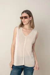 Blusa musculosa blanca de lino y viscosa, con escote en V.