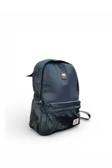 Mochila Ecko modelo EK105 de color azul, con un compartimento principal amplio, un bolsillo frontal con cierre, bolsillos laterales y parches con la marca.