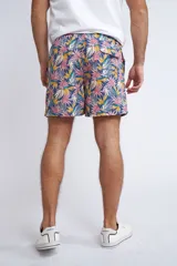 Short de baño con cintura elástica y cordón ajustable, confeccionado en tela ligera de secado rápido. Presenta un estampado botánico integral en tonos amarillos, blancos y azules, con dos bolsillos delanteros y uno posterior.