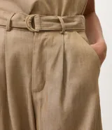 Pantalón carrot de cintura alta y corte holgado en caderas con diseño entallado en los tobillos. Confeccionado en mezcla de algodón, viscosa y lino, con pinzas delanteras.