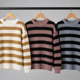 Sweater tejido a rayas horizontales con cuello redondo y mangas largas.