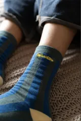 Medias de caña media con diseño de rayas verticales en azul y beige, con puntera y talón en color marrón.