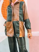 Campera marrón y negra con diseño de damero, cierre frontal y cuello camisero.