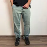 Jean de corte recto con lavado claro y efecto desgastado, confeccionado en denim de algodón.