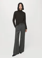 Pantalón de vestir gris con sutil estampado a cuadros, de corte oxford y tiro medio.