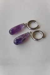 Aros colgantes de acero quirúrgico plateado con dije de piedra natural rosa en forma de lágrima.