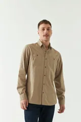 Camisa de gabardina color gris oscuro, con corte slim, manga larga, cuello clásico, cartera abotonada y dos bolsillos frontales con solapa.