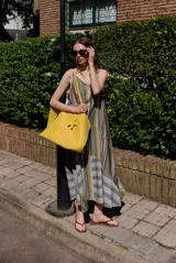 Vestido midi sin mangas con cuello en V, de corte holgado y diseño de parches con rayas verticales y horizontales en tonos verdes, grises y blancos.