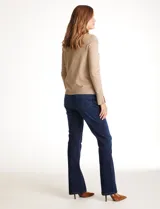 Polera de tejido fino, color rosado, con cuello alto, manga larga y detalle de tajo en los puños.