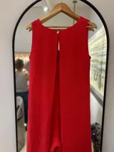 Mono largo rojo de lino, con escote en V, breteles anchos, corte amplio y abertura en la espalda.