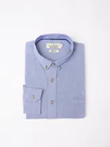 Camisa de corte clásico confeccionada en tejido Oxford de algodón, con cuello abotonado, manga larga y bolsillo frontal en el pecho.