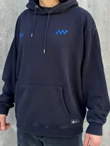 Canguro negro con capucha ajustable con cordones, bolsillo tipo canguro y logo bordado en azul en el pecho.