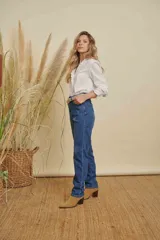 Pantalón de jean azul clásico, de corte recto y tiro alto, con cierre frontal y bolsillos laterales.