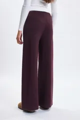 Pantalon de punto color bordo, de corte recto y tiro alto, con cintura elastizada y cordón de ajuste.