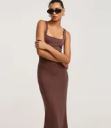 Vestido midi marrón de punto roma, con escote cuadrado y corte ajustado al cuerpo.