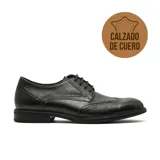 Zapato de vestir tipo brogue para hombre, confeccionado en cuero negro con detalles de perforaciones decorativas en la puntera y laterales. Presenta cierre con cordones y suela de goma resistente.