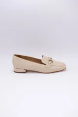 Mocasines de cuero color verde oliva, con detalle de herraje metálico dorado en el empeine y taco bajo cuadrado.